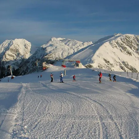 Apartmajska Hisa Mustrinka アパート ツェルクニェ・ナ・ゴレニスケム