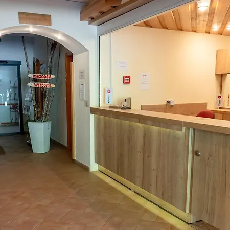 Apartmajska Hisa Mustrinka アパート ツェルクニェ・ナ・ゴレニスケム