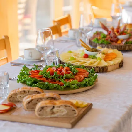 Apartmajska Hisa Mustrinka アパート