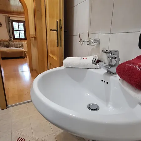 Apartmajska Hisa Mustrinka شقة