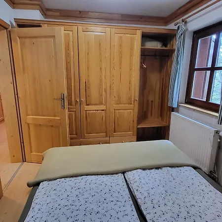 Apartmajska Hisa Mustrinka アパート ツェルクニェ・ナ・ゴレニスケム