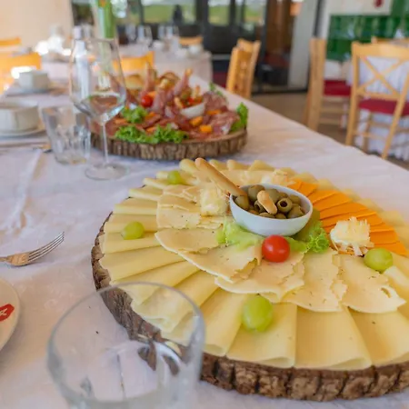 Apartmajska Hisa Mustrinka شقة