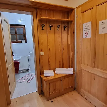 Apartmajska Hisa Mustrinka アパート ツェルクニェ・ナ・ゴレニスケム