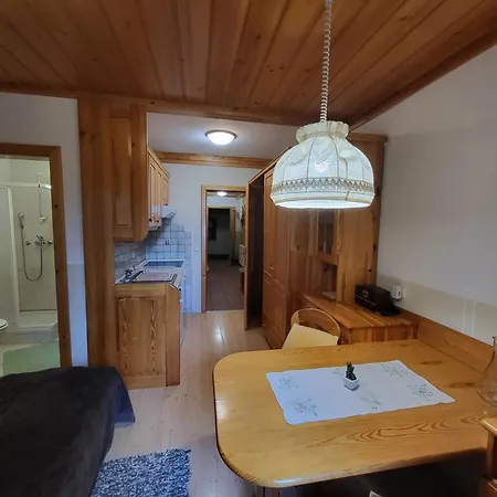 Apartmajska Hisa Mustrinka شقة