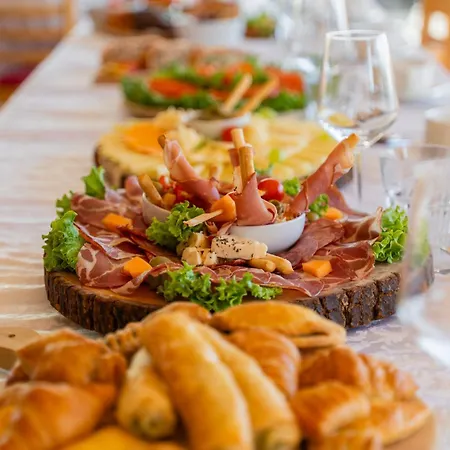 Apartmajska Hisa Mustrinka アパート ツェルクニェ・ナ・ゴレニスケム