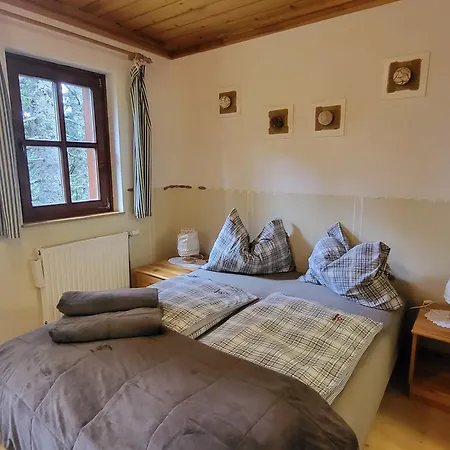 Apartmajska Hisa Mustrinka アパート ツェルクニェ・ナ・ゴレニスケム